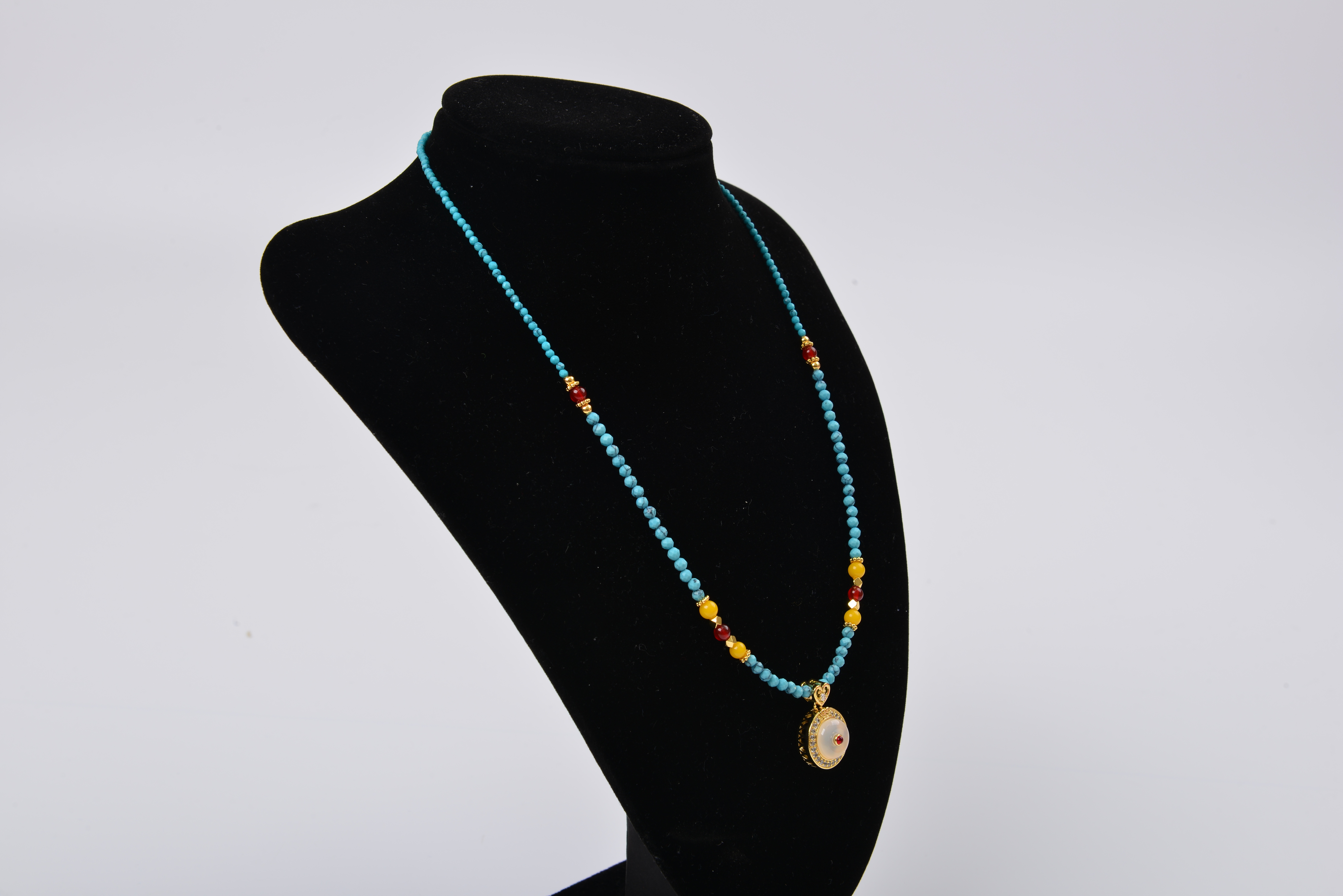 The turquoise beaded necklace for women in 2025, the same style as Zhou Yuting, is a stylish and elegant layering collarbone chain necklace accessory Item Picture