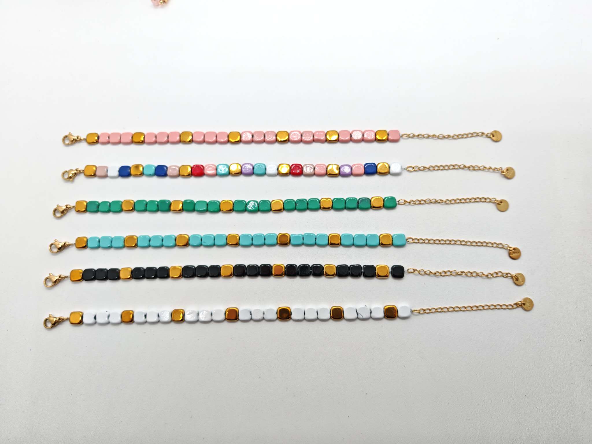 欧美最新流行黑胆石果冻色桃心手链。