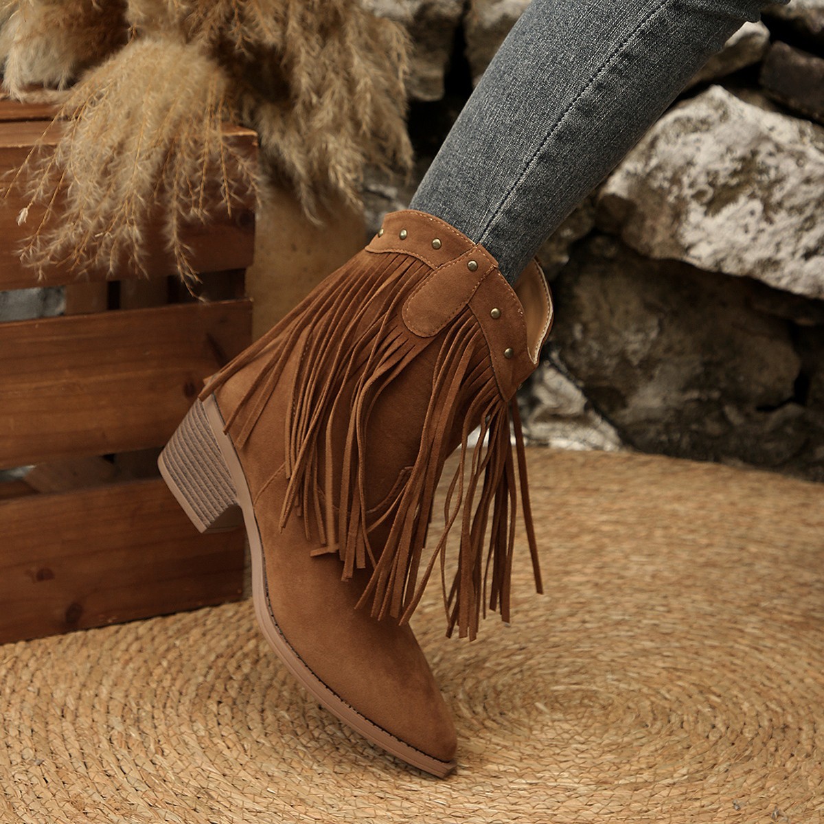 European and American plus-size boots women's 2025 autumn/winter new rivet western thick-heeled fringed boots cross-border export pointed short top Application Scenario