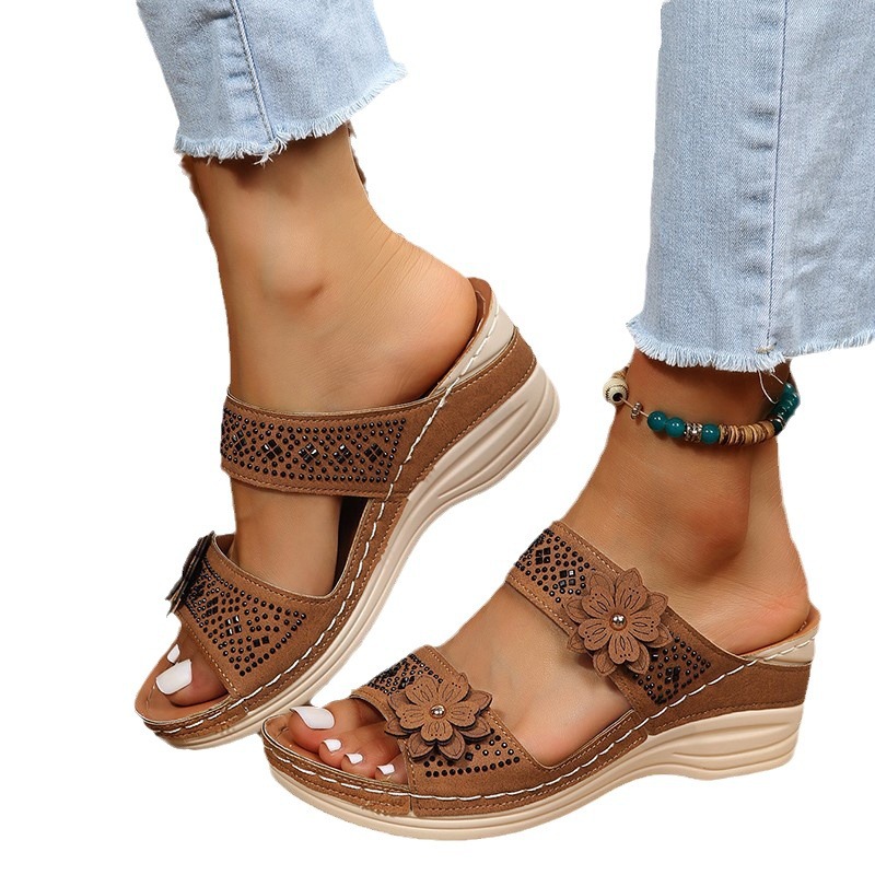 The new summer 2024 plus-size women's shoes for foreign trade are open-toe casual, with a round toe and wedge heel, and can be worn on the beach with thick soles and flowers Item Picture