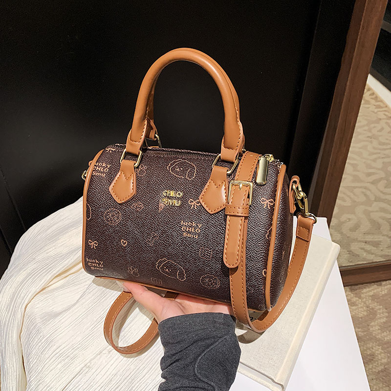 Spring 2025 new high-end bucket bag, design sense, chain, versatile, fashionable and niche single-shoulder crossbody handbag Application Scenario