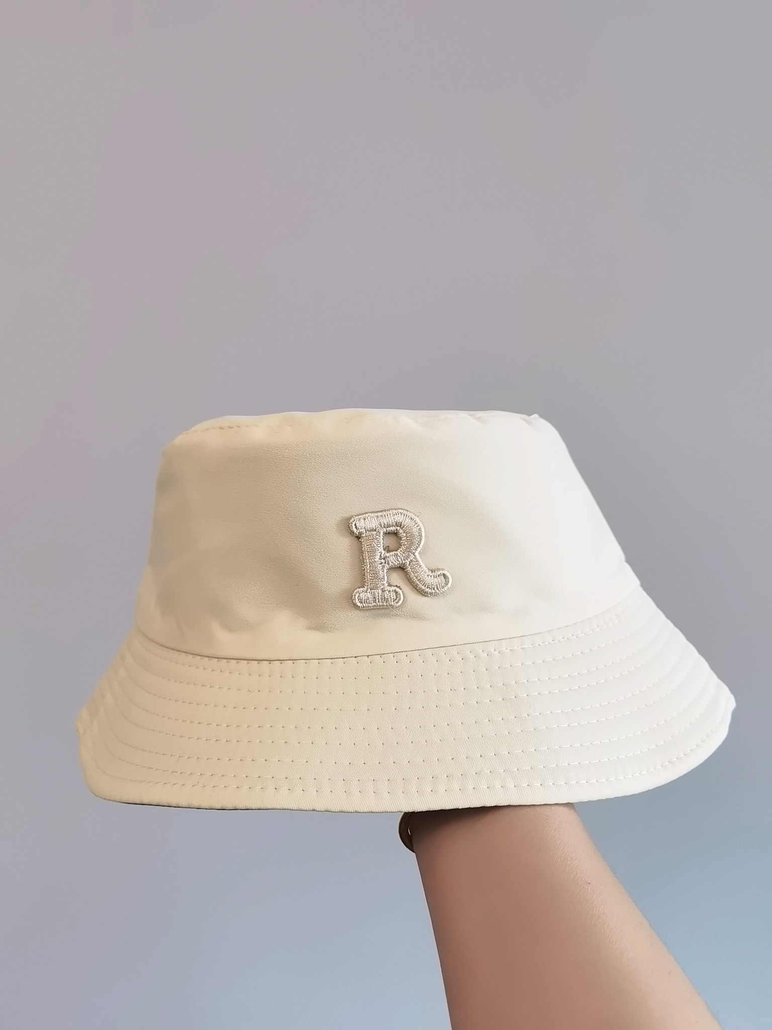 This spring and summer Korean bestseller features a double-sided fisherman's hat with the letter "R" logo. It can provide sun protection and is simple, fashionable, versatile, foldable and easy to carry. It is suitable for both men and women, and is available in sizes for adults with a head circumference of 58 Application Scenario