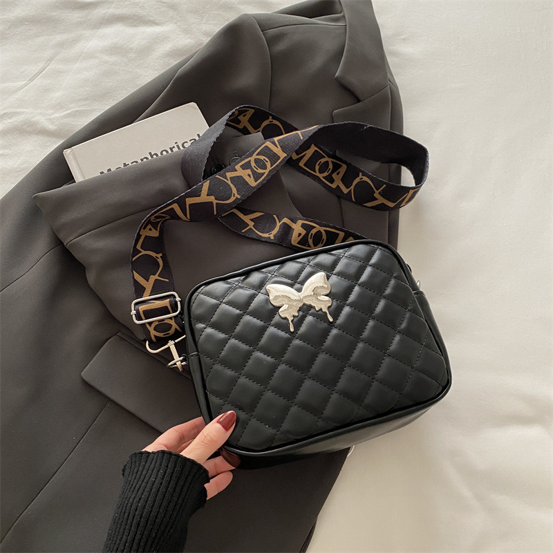 The 2025 new Korean-style fashionable butterfly commuter broadband single-shoulder camera small square women's bag with diamond-patterned embroidery line crossbody Application Scenario