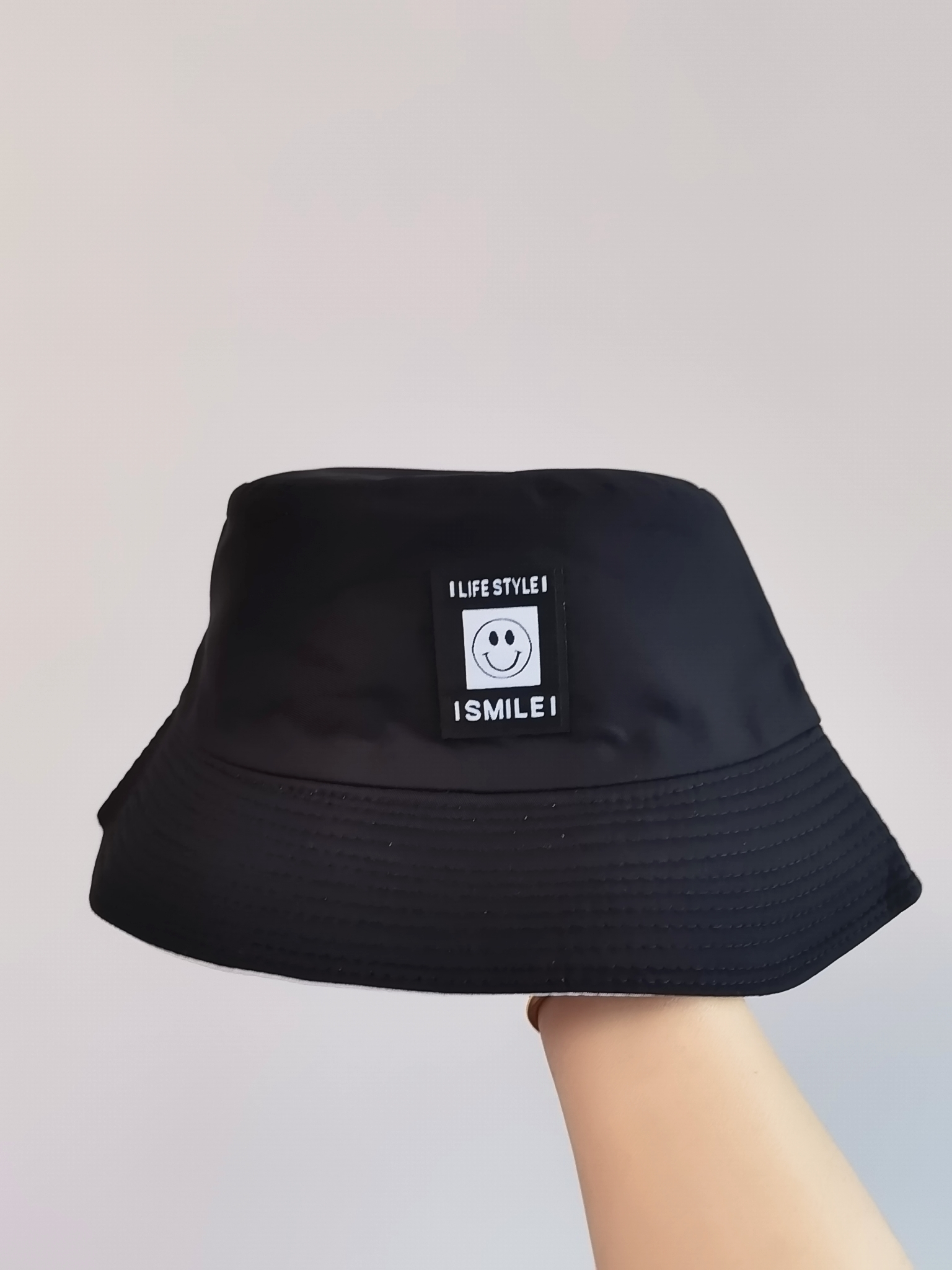 This spring and summer Korean bestseller features a smiling face emoji with the letters "ISMILEL". It can be worn on both sides as a fisherman's hat for sun protection and sun protection. It is simple, fashionable, versatile, foldable and easy to carry. It is suitable for both men and women, and is available in size 58 for adults details Picture