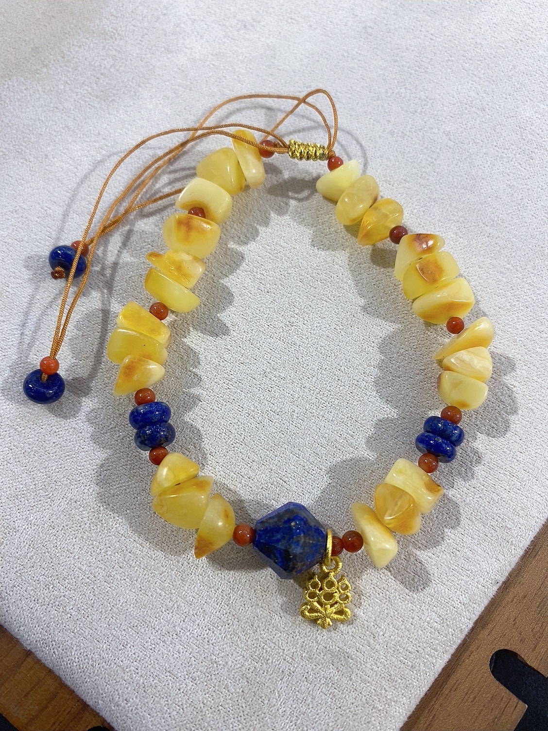 Crystal bracelet, a fashionable accessory for women, is a simple and versatile choice for gifting