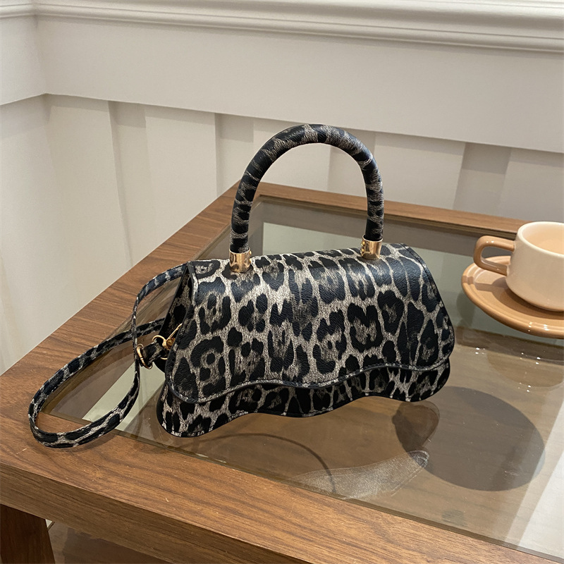 Retro leopard print small square bag Cross-border handbag 2025 Women's bag new style bag, high-end shoulder bag crossbody bag details Picture