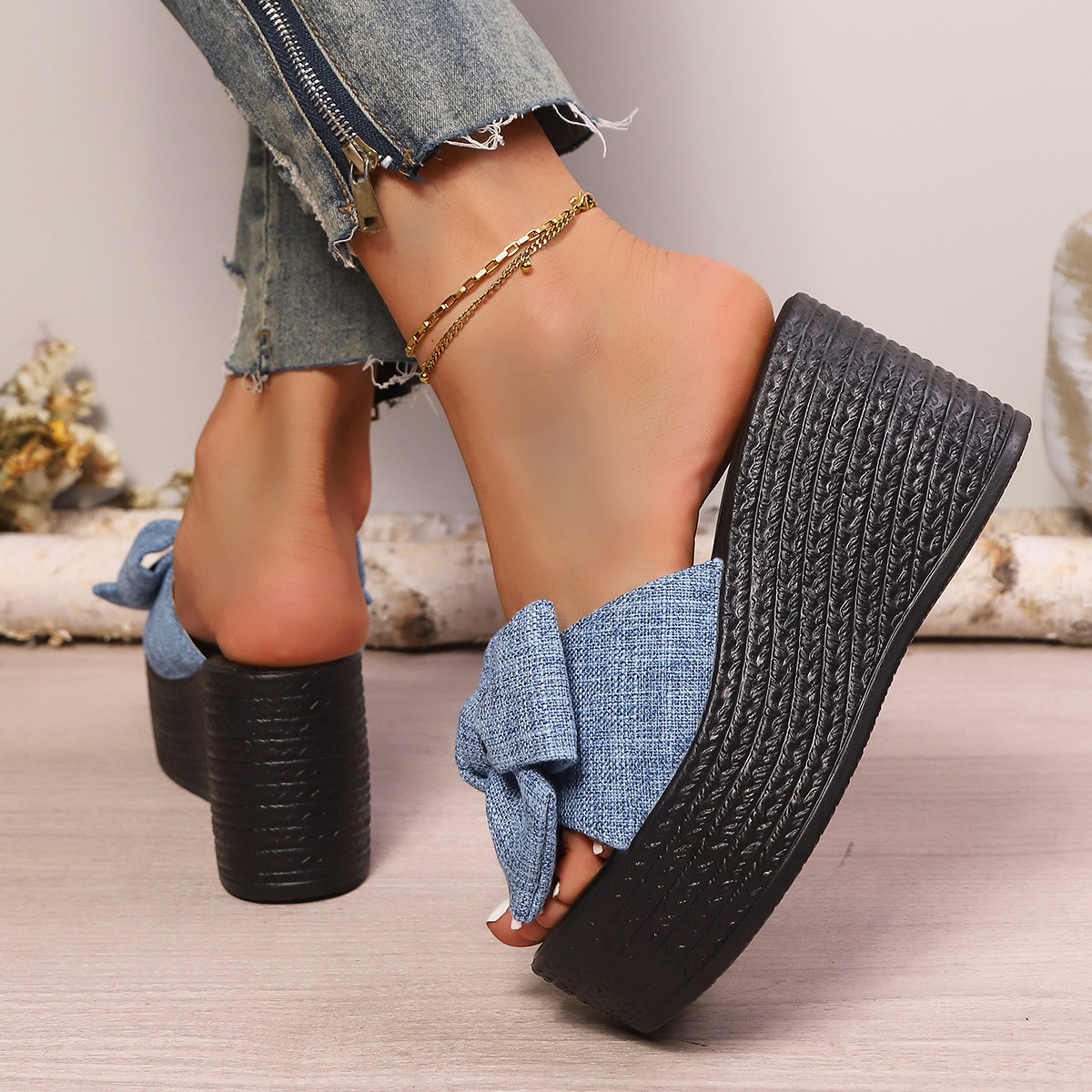In-stock independent store large-sized open-toe slippers for women, Korean version 2025 summer new style, fashionable bow thick-soled wedge heel flip-flops details Picture