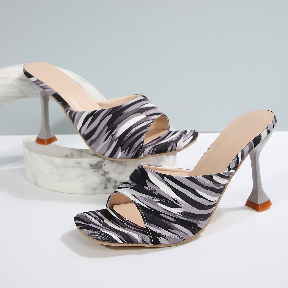 Cross-border European and American plus-size women's shoes 2025 new style fashionable high-heeled flip-flops, fish-mouth graffiti thin-heeled beach sandals Application Scenario