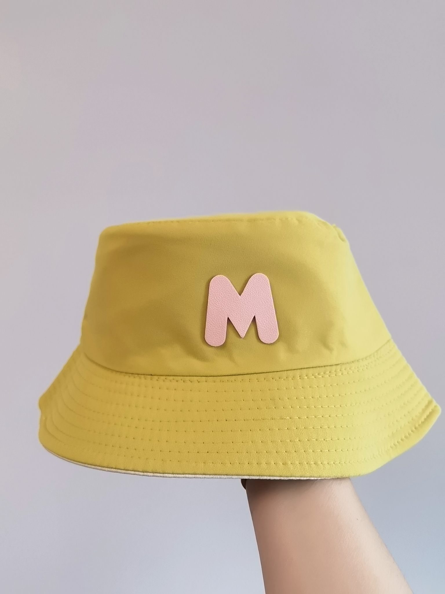 This spring and summer Korean bestseller features a double-sided fisherman's hat with the letter "M" logo. It can provide sun protection and is simple, fashionable, versatile, foldable and easy to carry. It is suitable for both men and women, and is available in size 58 for adults Application Scenario