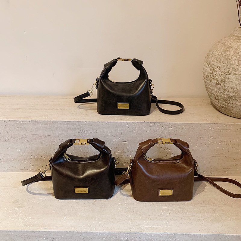 The new vintage handbag for women in the Spring/Summer 2025 trend of foreign trade, with a high-end texture and versatile style, is a stylish crossbody bag full figure