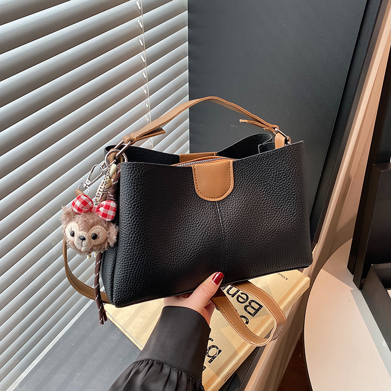2025 New color-blocking casual hand-held women's bag, large-capacity multi-layer bucket bag, simple single-shoulder crossbody women's bag Application Scenario