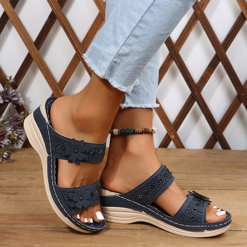 The new summer 2024 plus-size women's shoes for foreign trade are open-toe casual, with a round toe and wedge heel, and can be worn on the beach with thick soles and flowers full figure
