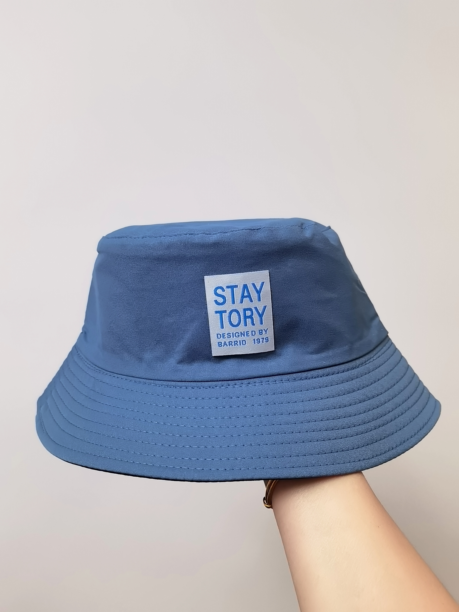 This spring and summer Korean bestseller features the letter "STAY TORY" number label. It's a double-sided fisherman's hat that can protect you from the sun. It's simple, fashionable, versatile, foldable and easy to carry. It's suitable for both men and women, and is available in size 58 for adults Application Scenario
