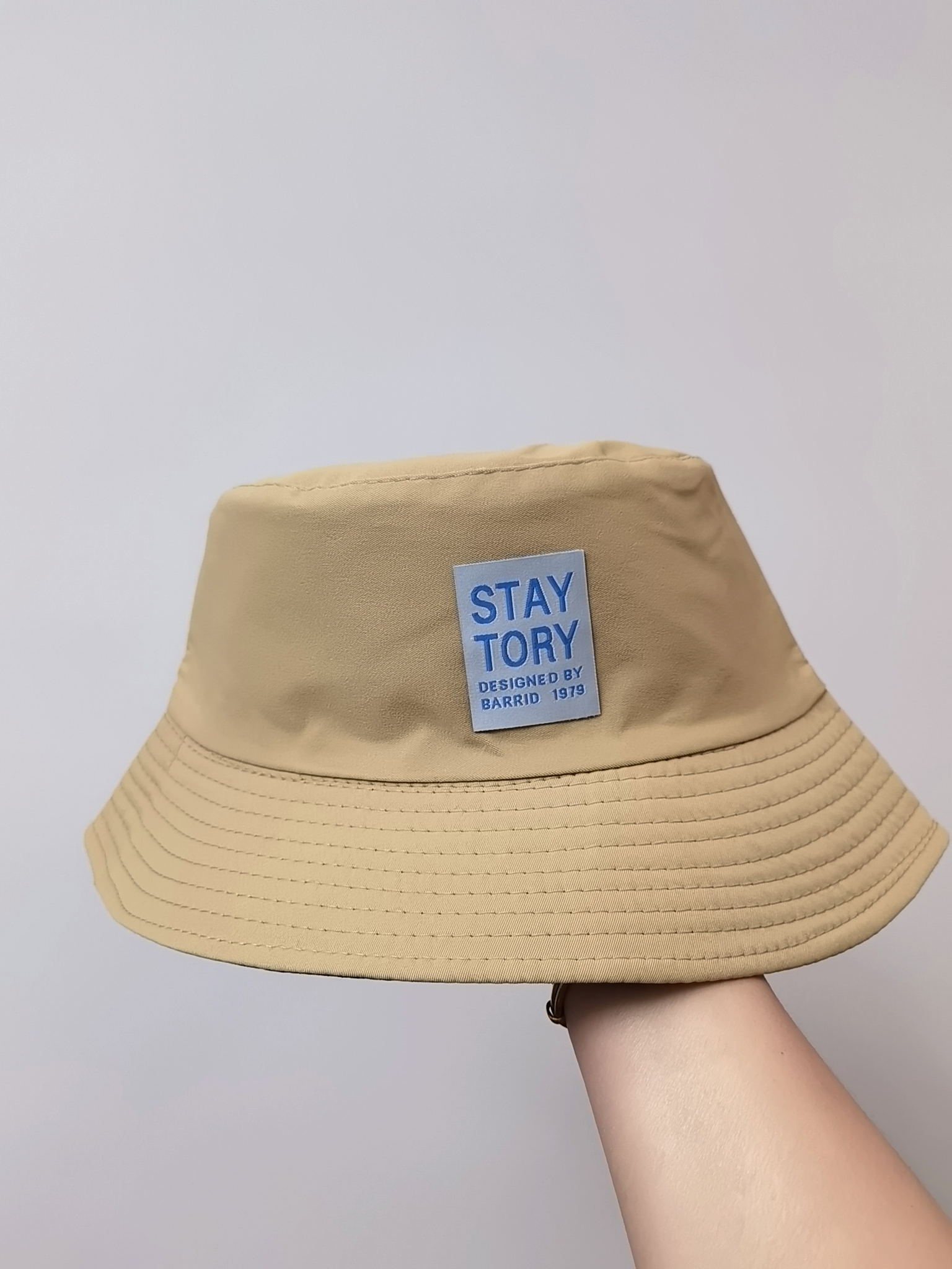 This spring and summer Korean bestseller features the letter "STAY TORY" number label. It's a double-sided fisherman's hat that can protect you from the sun. It's simple, fashionable, versatile, foldable and easy to carry. It's suitable for both men and women, and is available in size 58 for adults details Picture