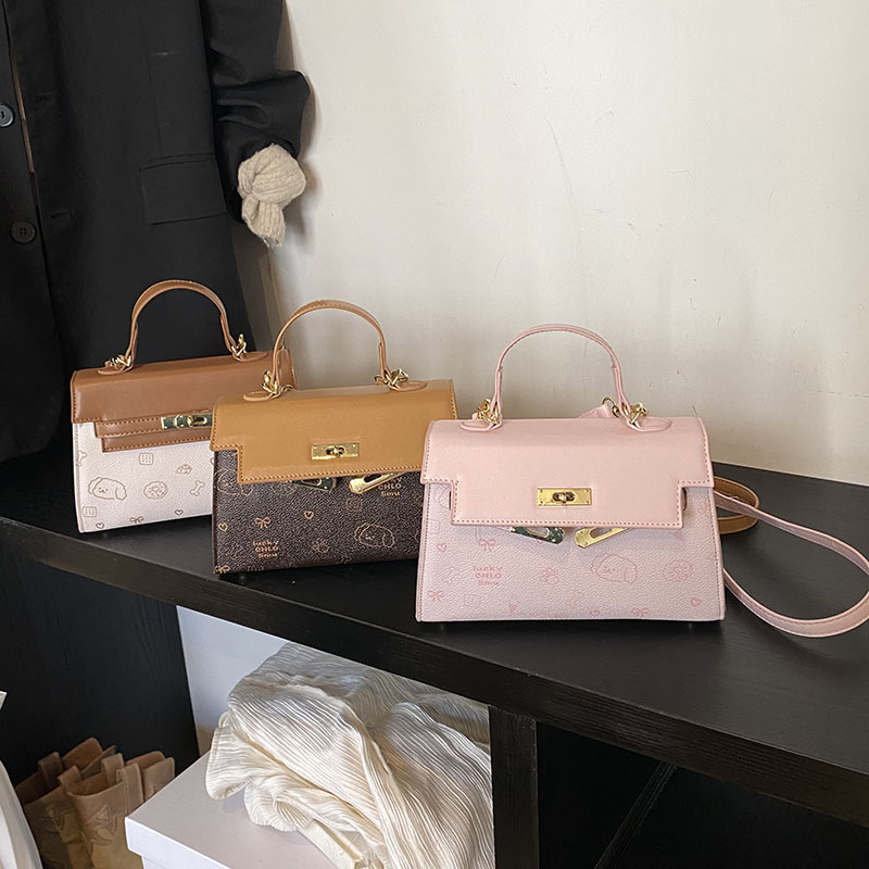 The popular and versatile Kelly handbag for women in the spring of 2025 is a simple and fashionable single-shoulder crossbody bag with contrasting colors full figure