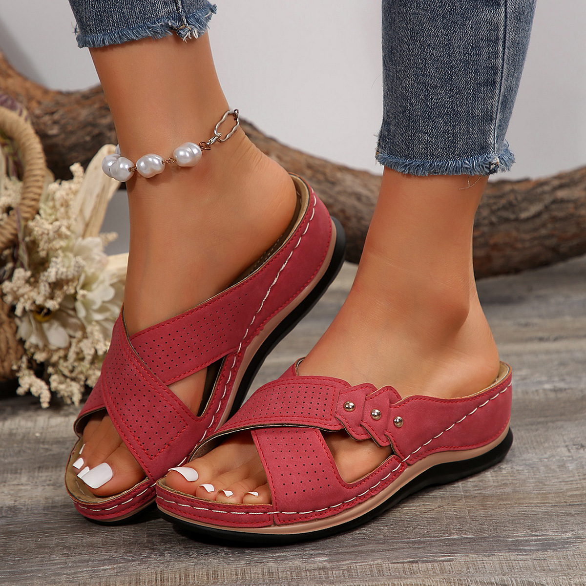 Summer fashion slippers for foreign trade, women's hollowed-out flip-flops, casual wedge heel sandals, and large-sized cross-border beach shoes Application Scenario