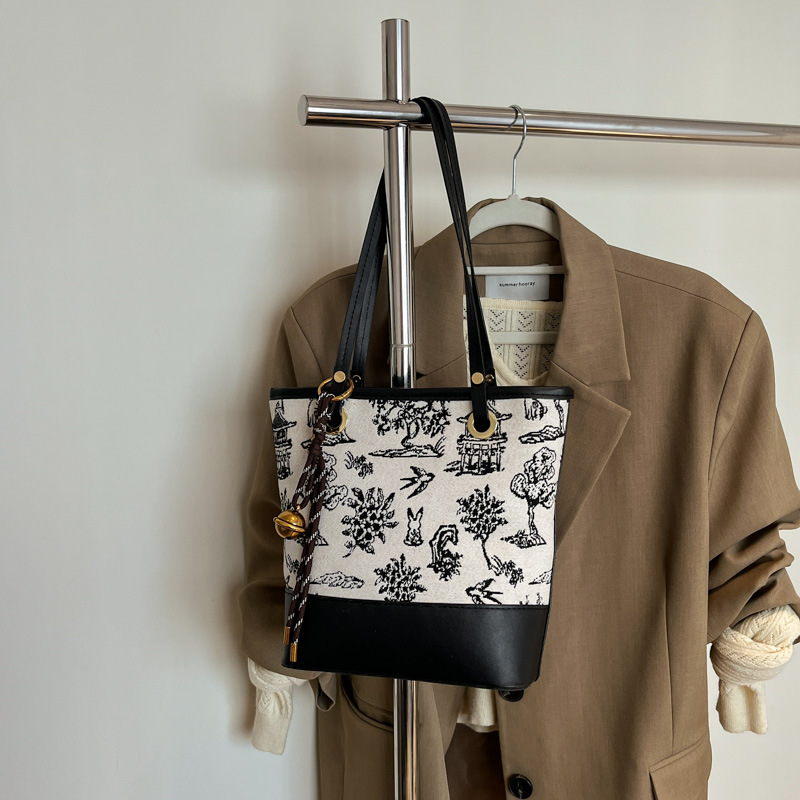 A new style of casual, stylish and simple single-shoulder bag for women in 2025, featuring a trendy color-blocking tote bag details Picture