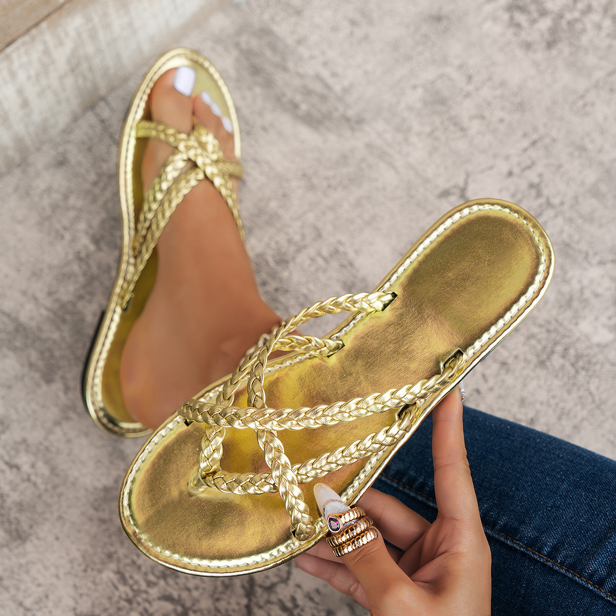 The women's flip-flops of Foreign Trade 2025 are fashionable and vacation-style. The flat flip-flops make you look slimmer during travel and cool when worn on the beach full figure