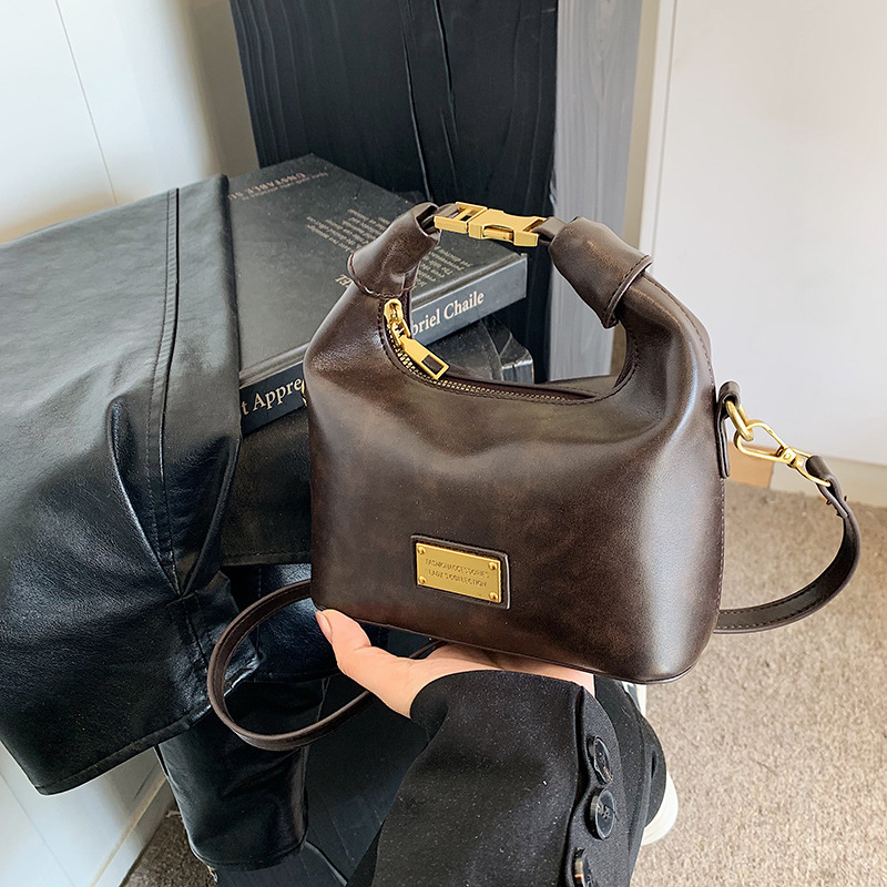 The new vintage handbag for women in the Spring/Summer 2025 trend of foreign trade, with a high-end texture and versatile style, is a stylish crossbody bag Application Scenario