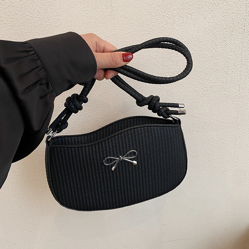 In 2025, a new cross-border French niche design single-shoulder underarm bag for women, a cute and trendy niche design crossbody bag for women Application Scenario