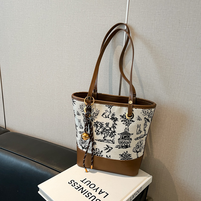 A new style of casual, stylish and simple single-shoulder bag for women in 2025, featuring a trendy color-blocking tote bag Specification drawing