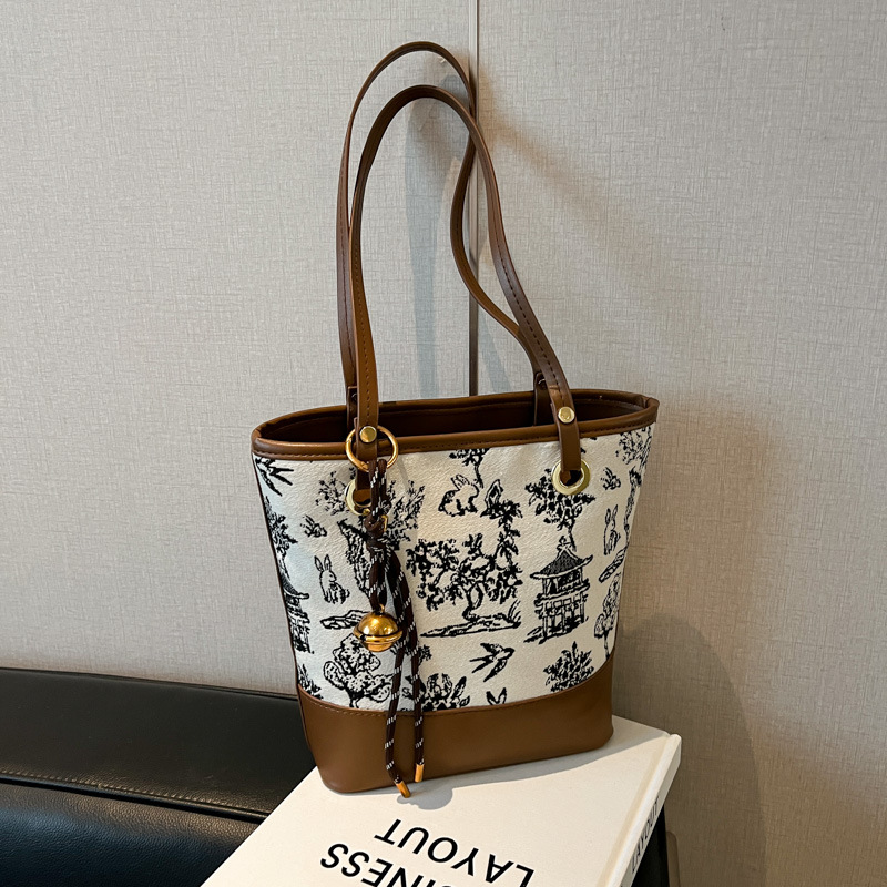 A new style of casual, stylish and simple single-shoulder bag for women in 2025, featuring a trendy color-blocking tote bag Application Scenario