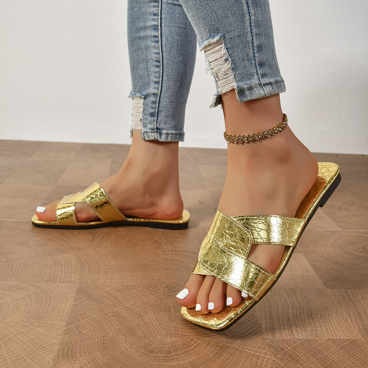 In the summer of 2025, the new European and American women's shoe line is light, simple and casual, with an outer wear slope and metal buckle, large-sized slippers for women Application Scenario