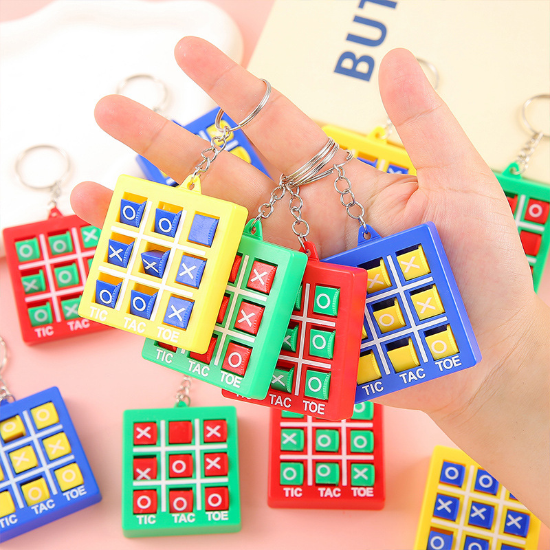 Mini Tic-Tac-head keychain, children's three-in-one XO Chess Puzzle training toy gift, rotating game chess pendant Application Scenario