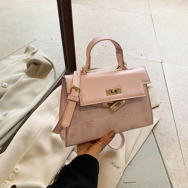 The popular and versatile Kelly handbag for women in the spring of 2025 is a simple and fashionable single-shoulder crossbody bag with contrasting colors Specification drawing