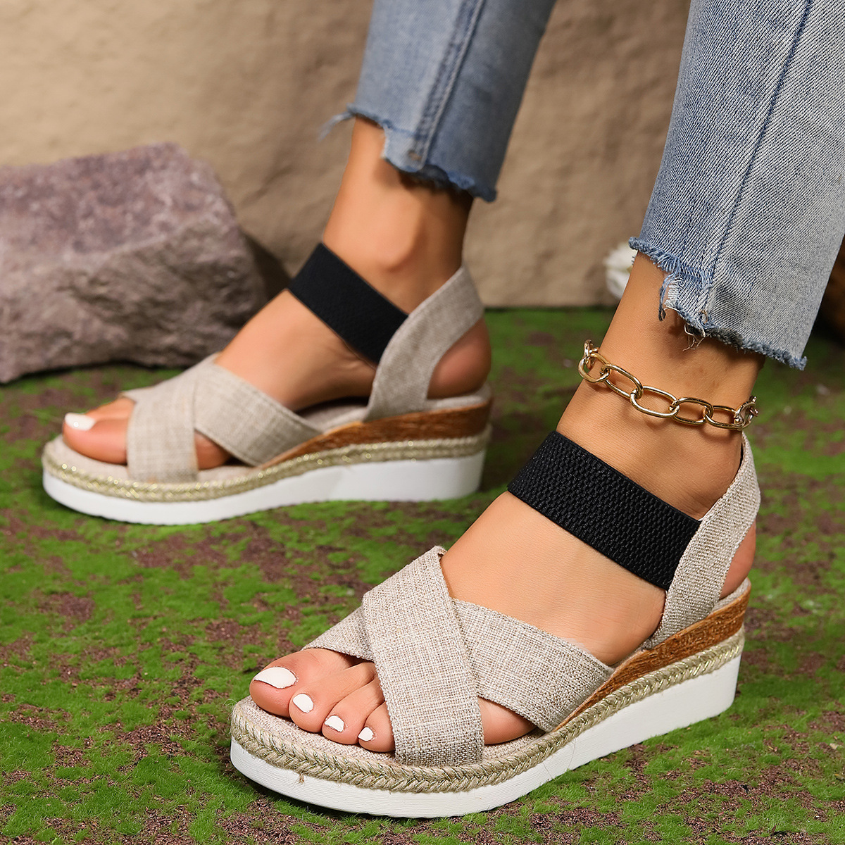 Large-sized wedge heel sandals for women in the summer of 2024 are in stock. The fish-mouth loose and tight tight-fitting thick-soled sandals are available Application Scenario