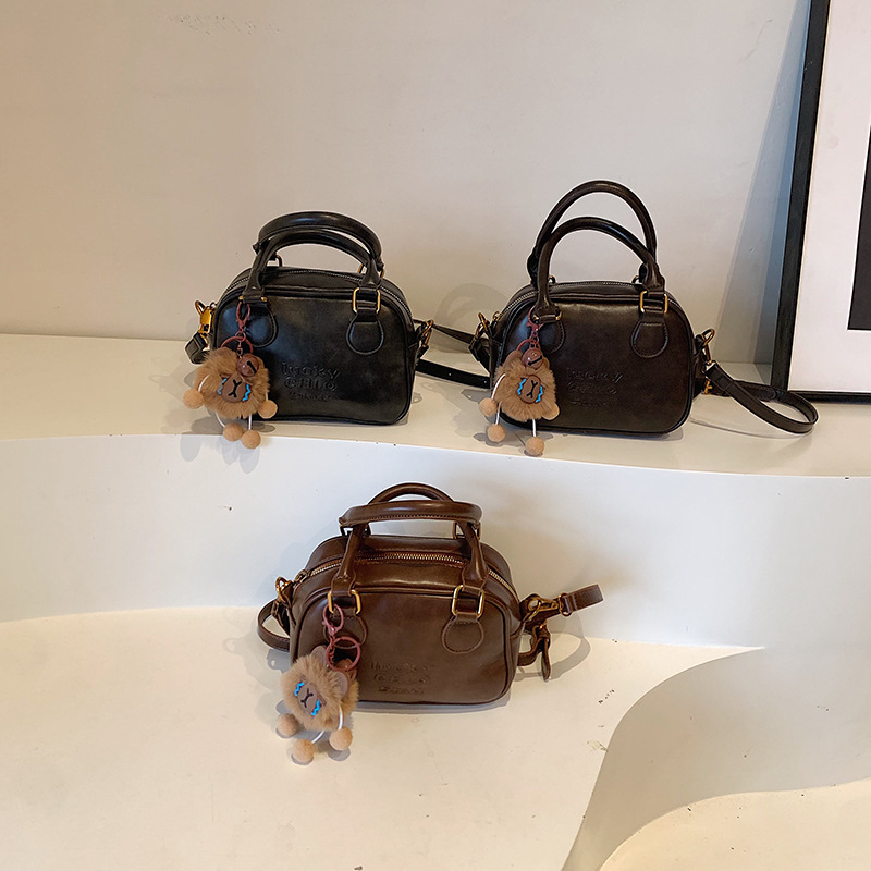 A niche retro bowling bag for women, a new spring/Summer 2025 single-shoulder crossbody bag, a high-end quality coffee-colored handbag full figure
