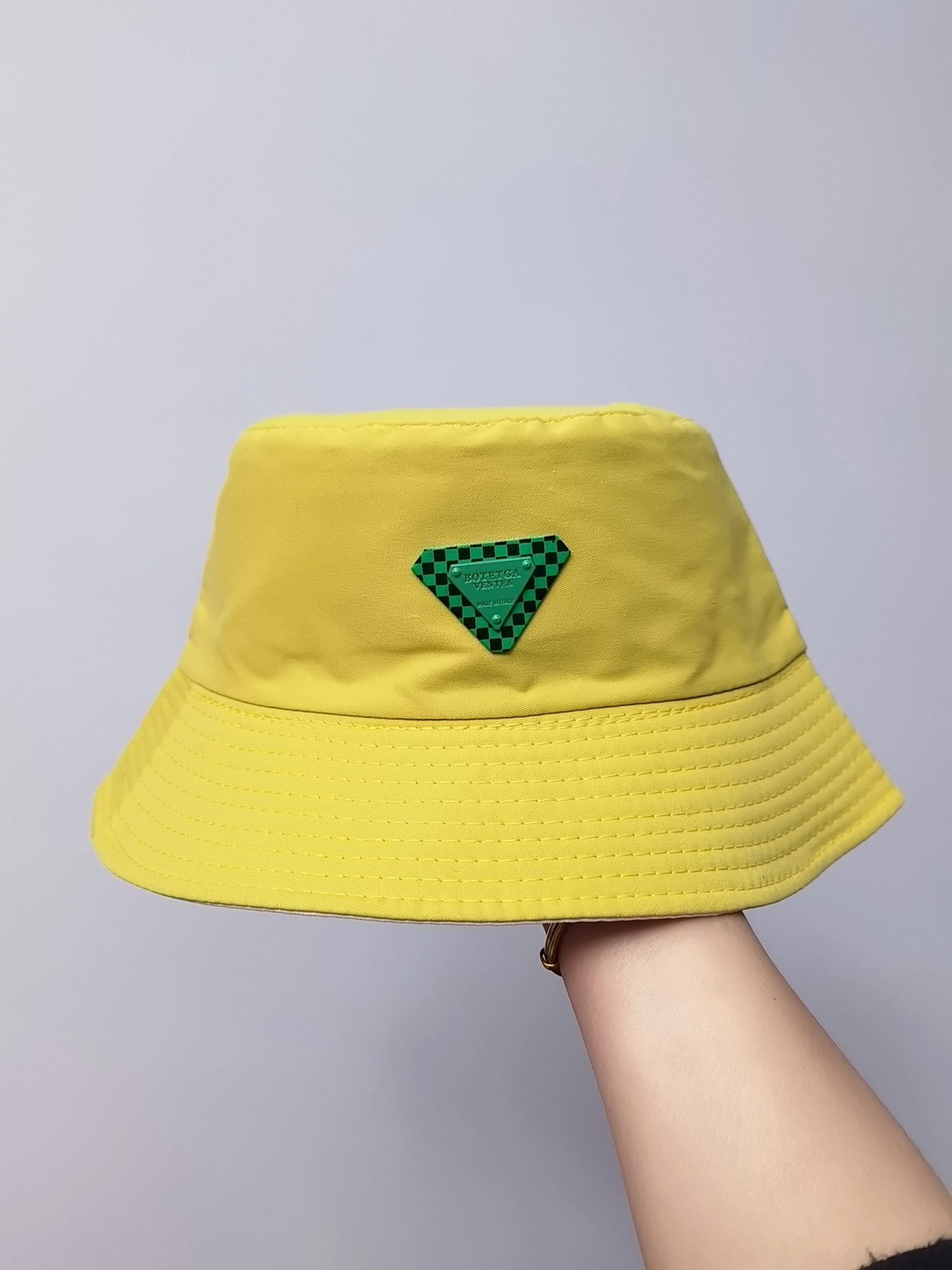 This spring and summer Korean bestseller features a black and green checkered inverted triangle, double-sided fisherman's hat for sun protection and sun protection. It is simple, fashionable, versatile, foldable and easy to carry. It is suitable for both men and women, and is available in size 58 for adults. There are eight colors available Specification drawing