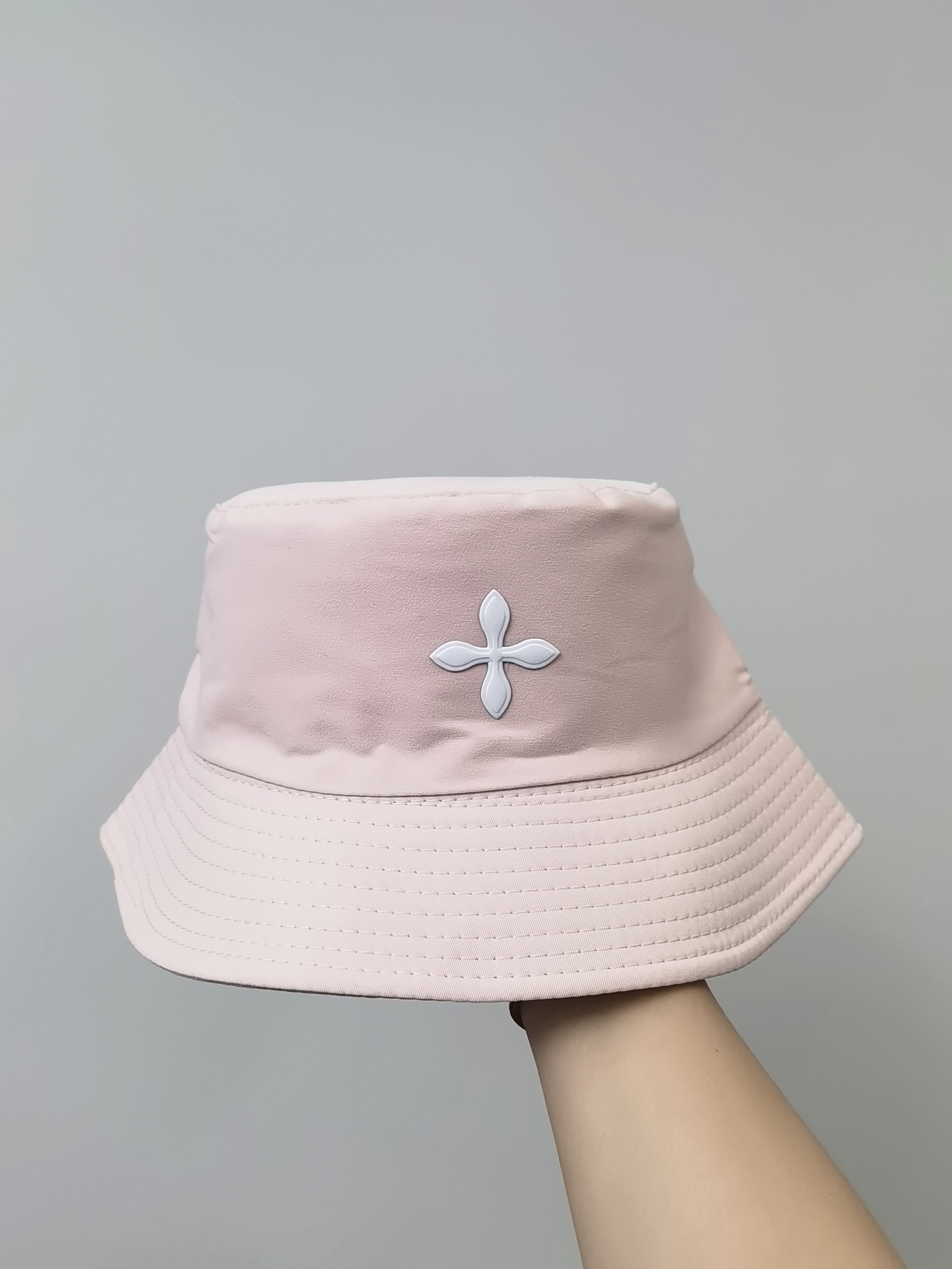 This spring and summer Korean bestseller features a double-sided fisherman's hat with a cross logo. It offers sun protection and is simple, fashionable, versatile, foldable and easy to carry. It is suitable for both men and women, and is available in size 58 for adults. There are eight colors available Application Scenario