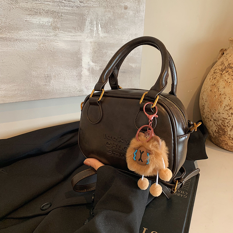 A niche retro bowling bag for women, a new spring/Summer 2025 single-shoulder crossbody bag, a high-end quality coffee-colored handbag details Picture
