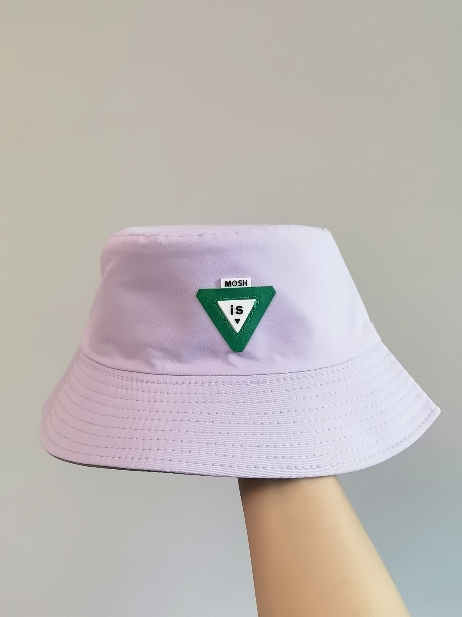 This spring and summer Korean bestseller features an inverted triangle logo. It can be worn on both sides with a fisherman's hat for sun protection and sun protection. It is simple, fashionable, versatile, foldable and easy to carry. It is suitable for both men and women. Adult hats are available in size 58 and come in eight colors Item Picture