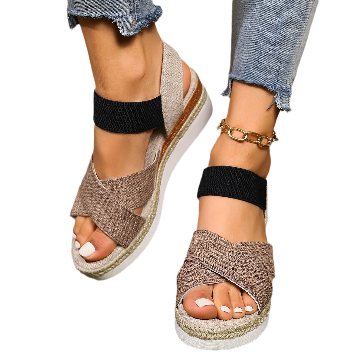Large-sized wedge heel sandals for women in the summer of 2024 are in stock. The fish-mouth loose and tight tight-fitting thick-soled sandals are available Item Picture
