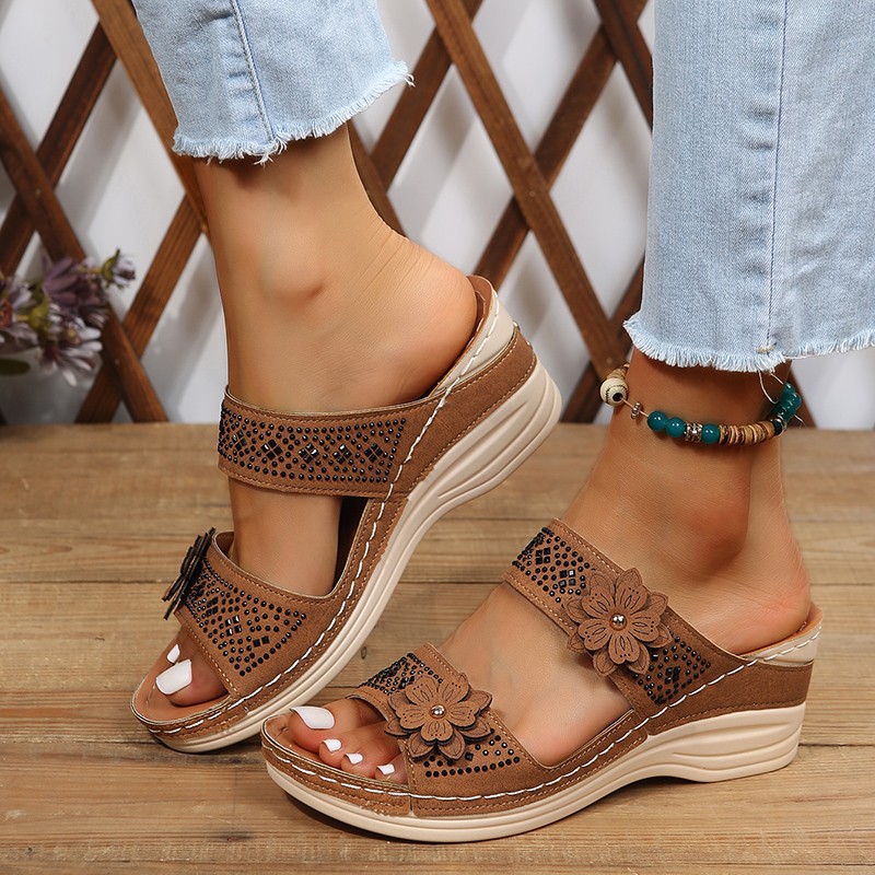 The new summer 2024 plus-size women's shoes for foreign trade are open-toe casual, with a round toe and wedge heel, and can be worn on the beach with thick soles and flowers details Picture