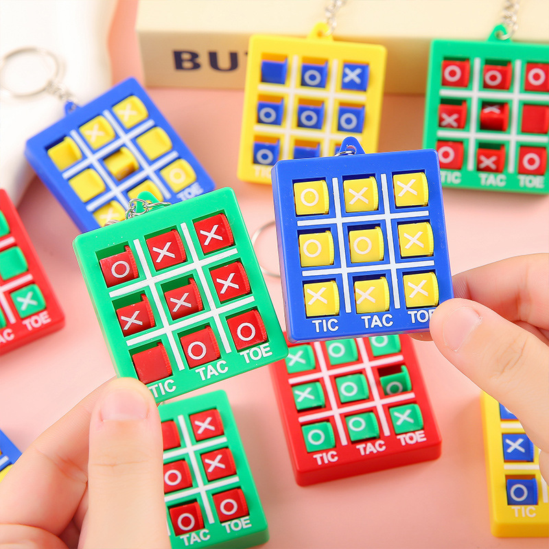Mini Tic-Tac-head keychain, children's three-in-one XO Chess Puzzle training toy gift, rotating game chess pendant full figure