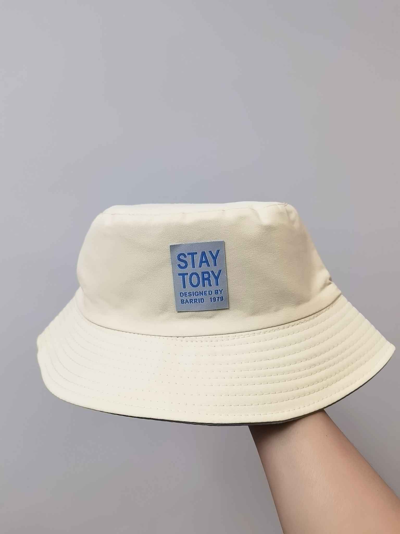 This spring and summer Korean bestseller features the letter "STAY TORY" number label. It's a double-sided fisherman's hat that can protect you from the sun. It's simple, fashionable, versatile, foldable and easy to carry. It's suitable for both men and women, and is available in size 58 for adults Item Picture