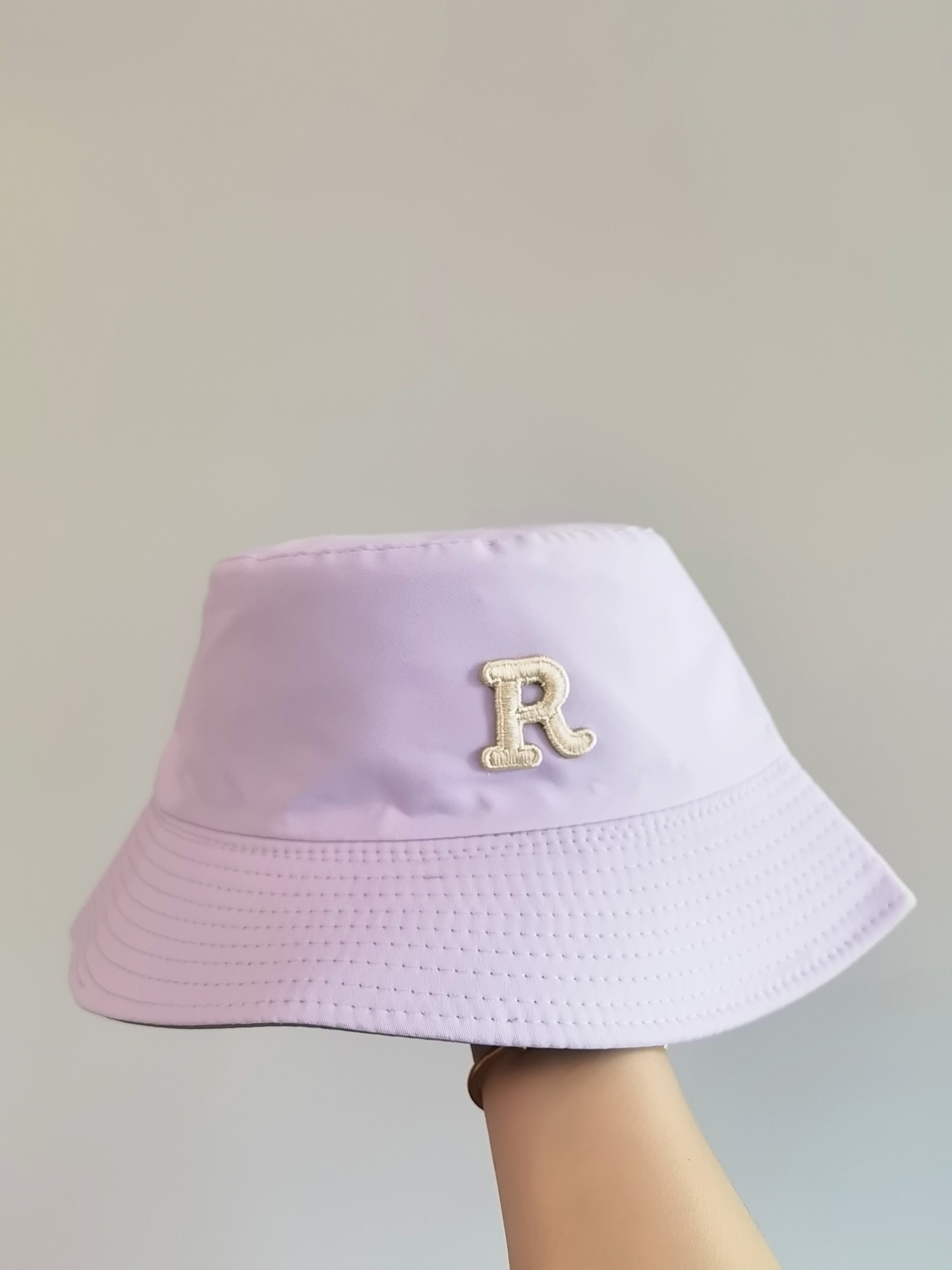 This spring and summer Korean bestseller features a double-sided fisherman's hat with the letter "R" logo. It can provide sun protection and is simple, fashionable, versatile, foldable and easy to carry. It is suitable for both men and women, and is available in sizes for adults with a head circumference of 58 full figure