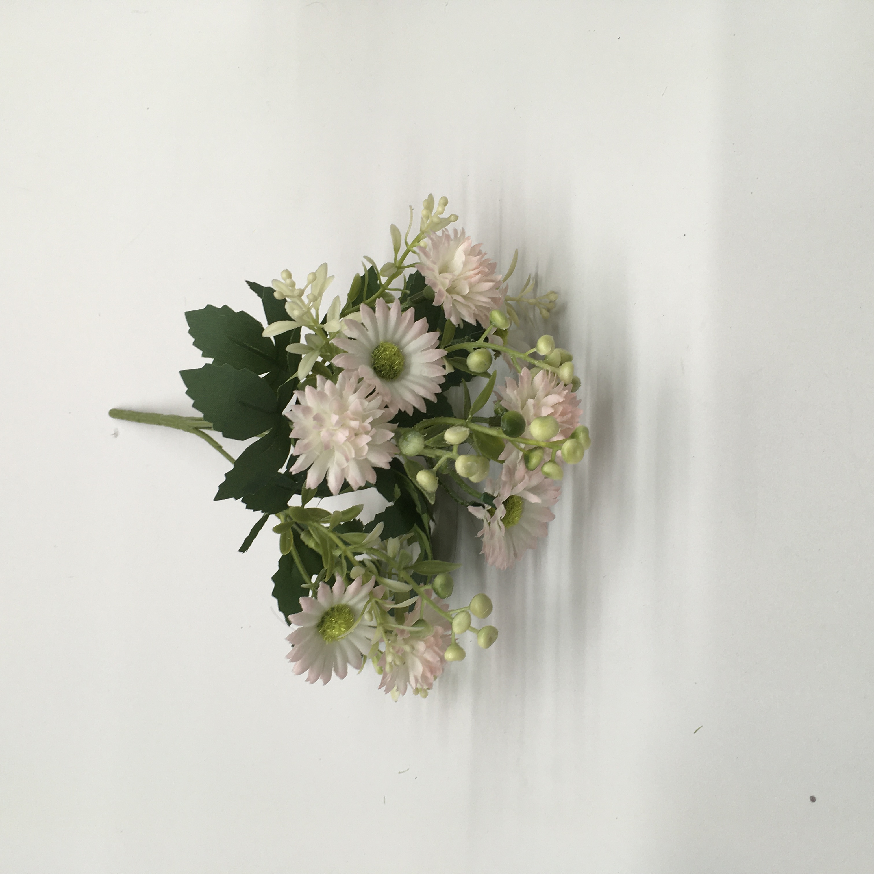 Living room decoration, artificial flowers, venue arrangement, small bunch of 5-fork 10-head small daisies, wedding artificial flowers, artificial flowers for women 2025, forest-themed purple flower artificial flower strips details Picture