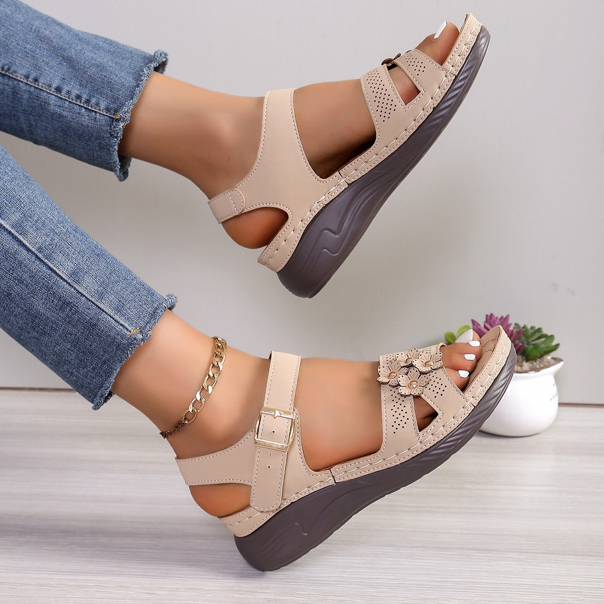 Women's large-sized anti-slip, light, round-toed Roman Velcro flower wedge sandals in stock for export details Picture