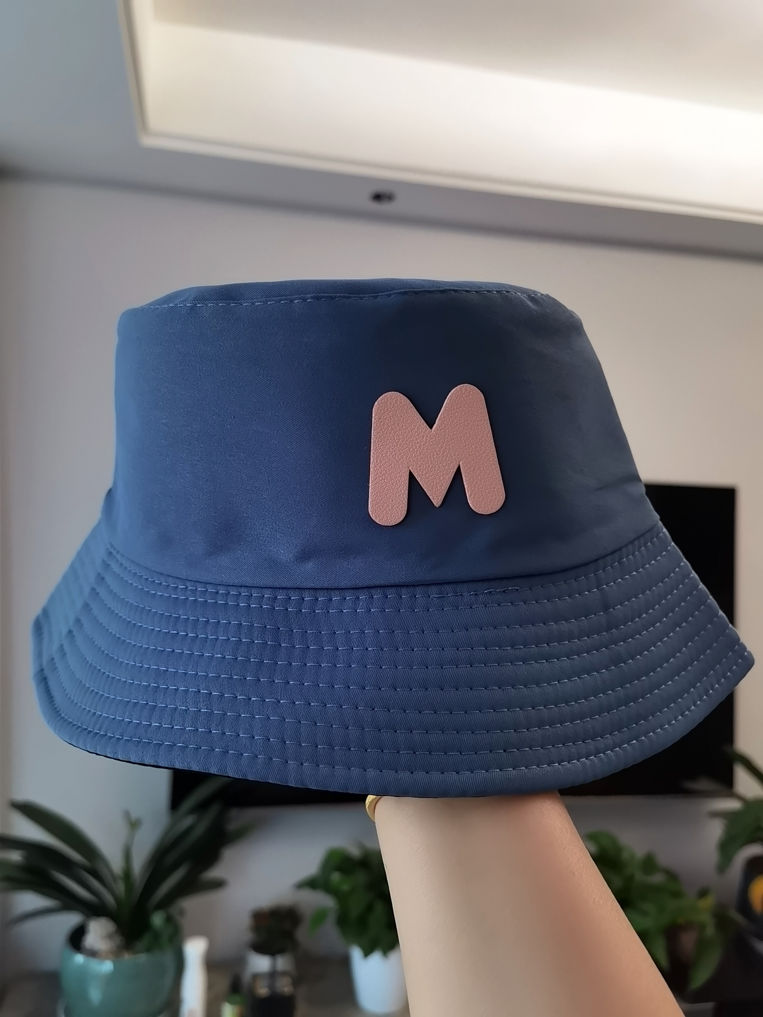 This spring and summer Korean bestseller features a double-sided fisherman's hat with the letter "M" logo. It can provide sun protection and is simple, fashionable, versatile, foldable and easy to carry. It is suitable for both men and women, and is available in size 58 for adults full figure