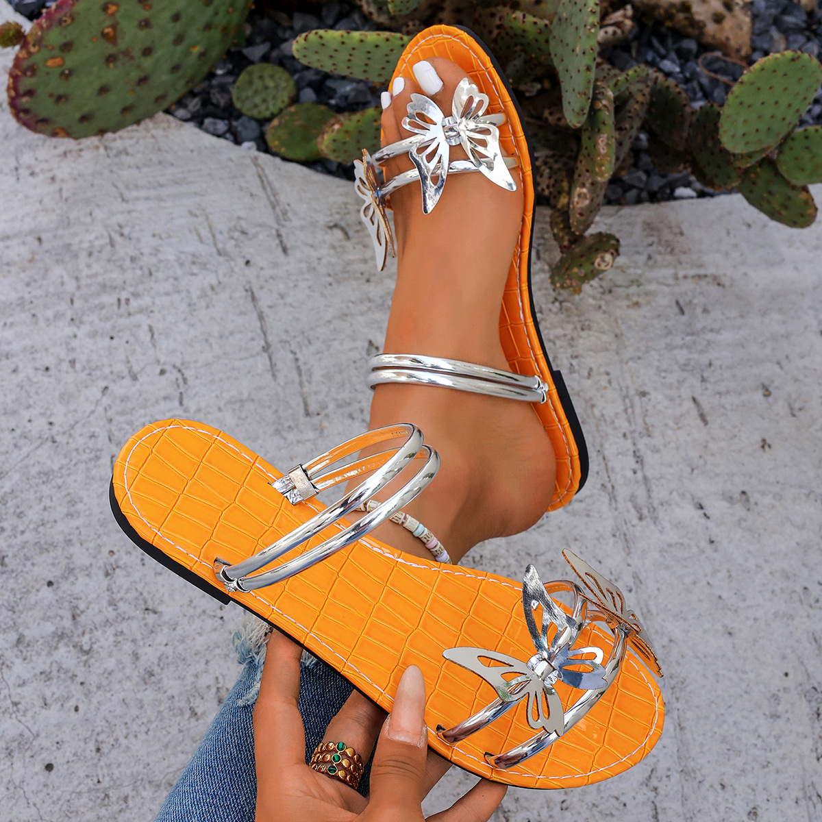 New summer style of large-sized women's slippers for export in 2025, flat-bottomed outerwear with exposed toes, Bohemian ethnic style cool slippers Application Scenario