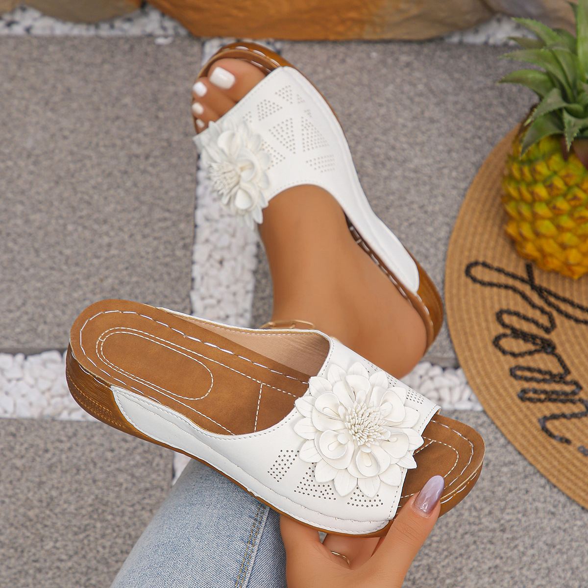 Large-sized flower-shaped slippers for women with wedge heels and thick soles for summer, 2025 new summer style for outdoor wear full figure