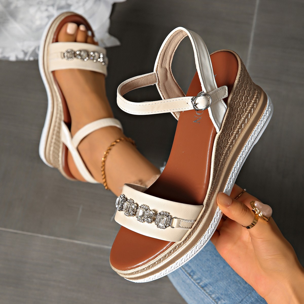 Cross-border wholesale of large-sized rhinestone sandals for women in the summer of 2025, featuring wedge heels and European and American fashion Specification drawing