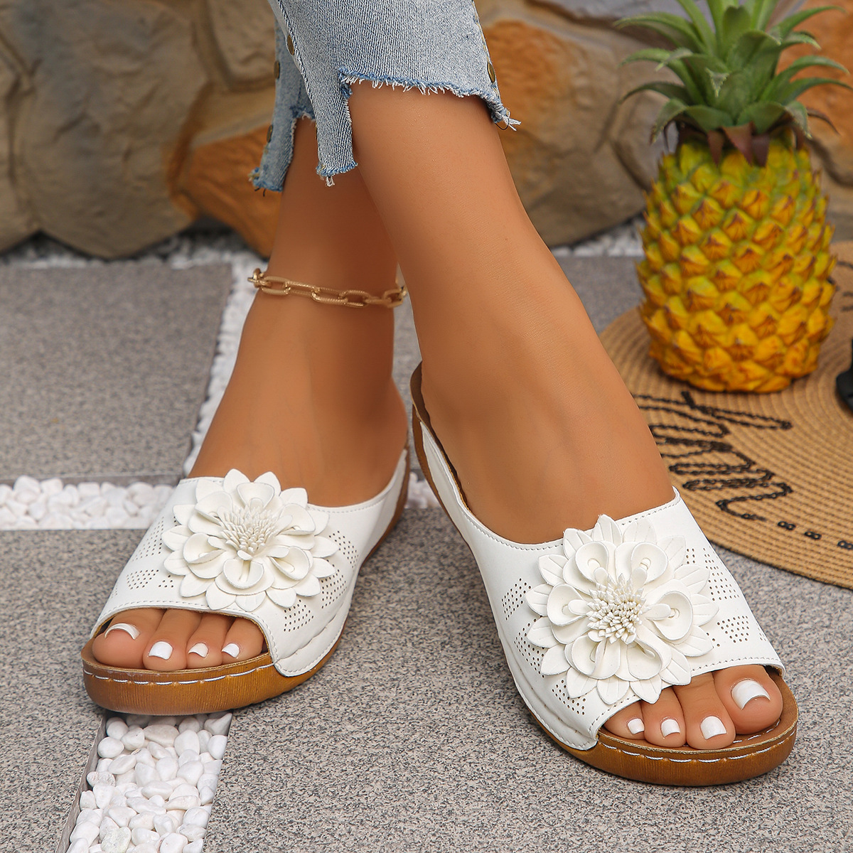 Large-sized flower-shaped slippers for women with wedge heels and thick soles for summer, 2025 new summer style for outdoor wear details Picture