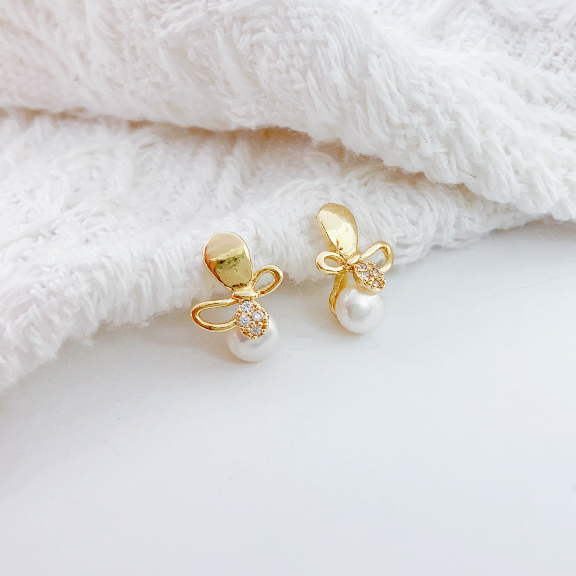 The new trendy stud earrings feature a French light luxury and niche design, exuding a sense of sophistication. They are a simple and elegant accessory for women, exaggerated and trendy. The new personalized stud earrings are a niche design for women, and they are a stylish stud accessory