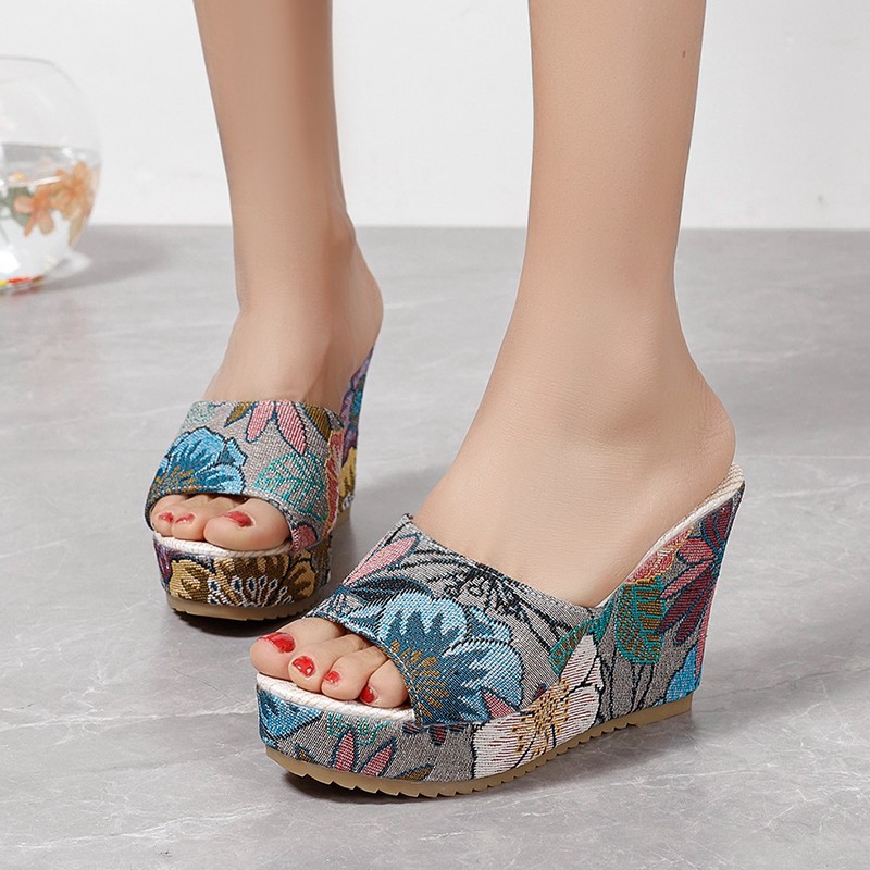 Plus-size cross-border wedge heel slippers for women, new style 2024, fashionable European and American outerwear, thick-soled and printed in a straight line cross-border style details Picture