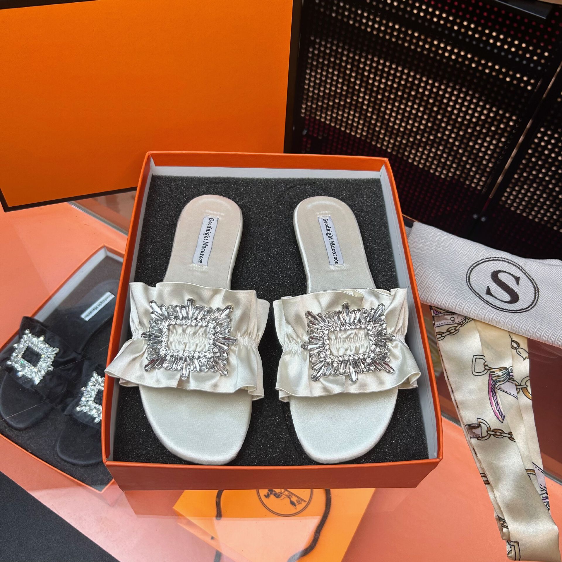 2023UR Women's Summer New Collection: Sun Buckle Women's Fashion Bow Water Full Diamond Comfortable Flat Slippers for Women details Picture
